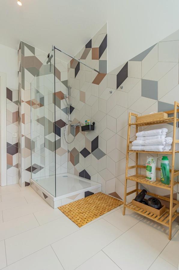 Modernes Apartment - Zentral, Ruhig, Wlan, Netflix, Kueche, Schreibtisch, Parkplatz, Waschtrockner كوتبوس المظهر الخارجي الصورة